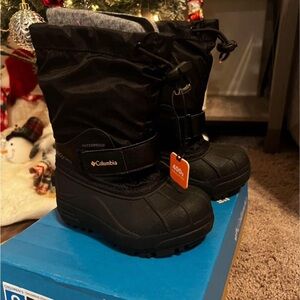 New Columbia kids snow boots - size 9